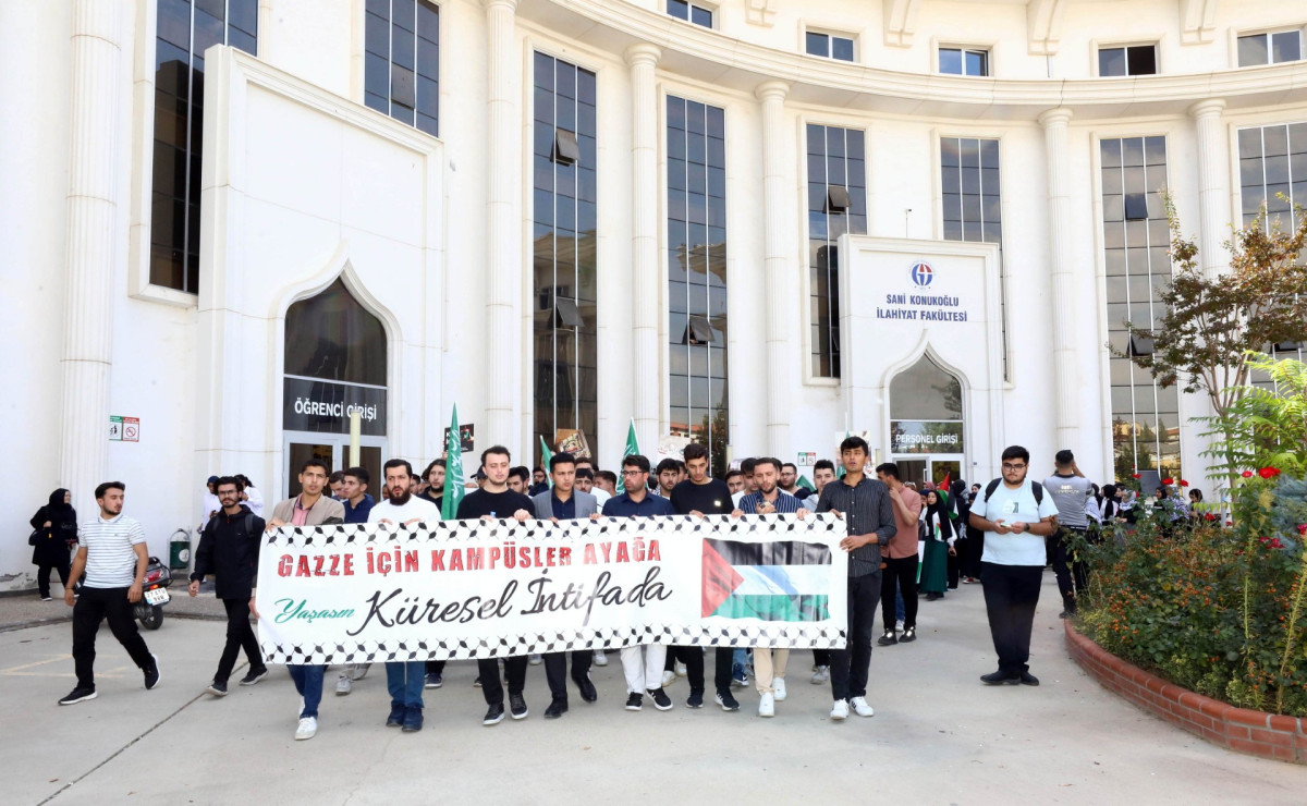 GAÜN ÖĞRENCİLERİ AKSA TUFANI’NIN YIL DÖNÜMÜ İÇİN YÜRÜYÜŞ DÜZENLEDİ