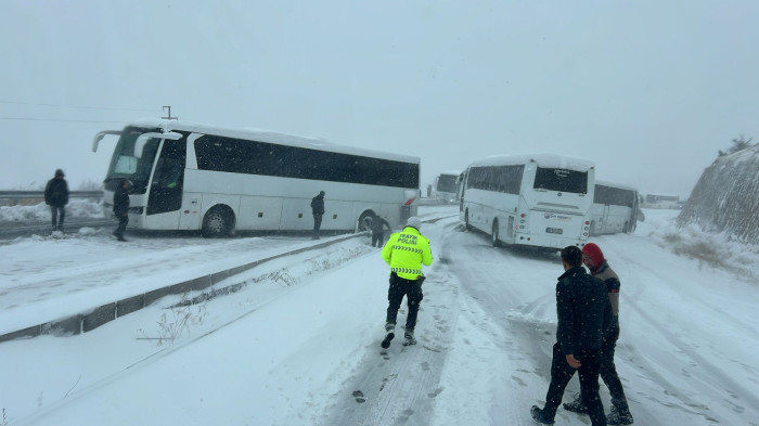 KAPADOKYA'DA YOLLAR KAPANDI, TURİSTLER MAHSUR KALDI